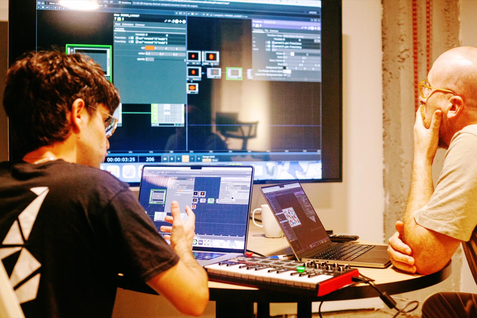 Equipo trabajando con inteligencia artificial en una sesión en Neurona Center, Málaga