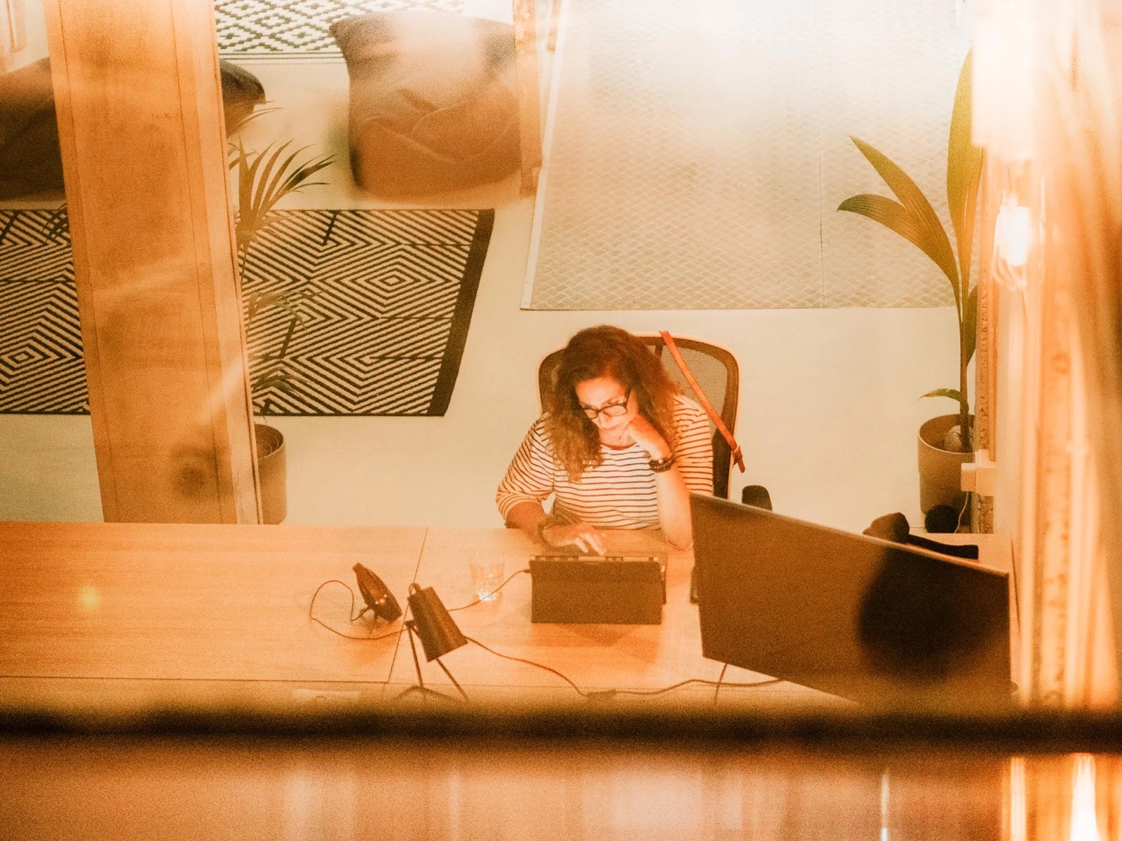 Profesional trabajando con inteligencia artificial en Neurona Center, Málaga